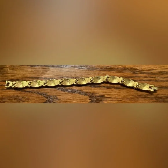 Gold bracelet with Aquamarine blue stone cluster by Crown Trifari. - Picture 2 of 3